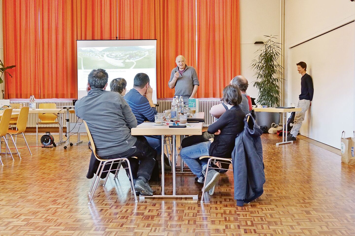 Marco Baltensweiler (Bildmitte), Leiter Abteilung Landwirtschaft, diskutiert mit dem Forum die Umsetzung der Massnahmen.