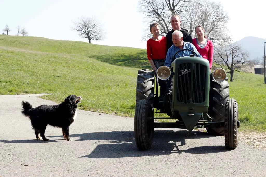 f8050ce0cc3c12717cfa6ee8601436eb744ae8e0 Beni und Nicole Salm haben als Young Farmers den Betrieb von Benis Eltern Ernst und Trudi übernommen. Bild: Ruben Sprich