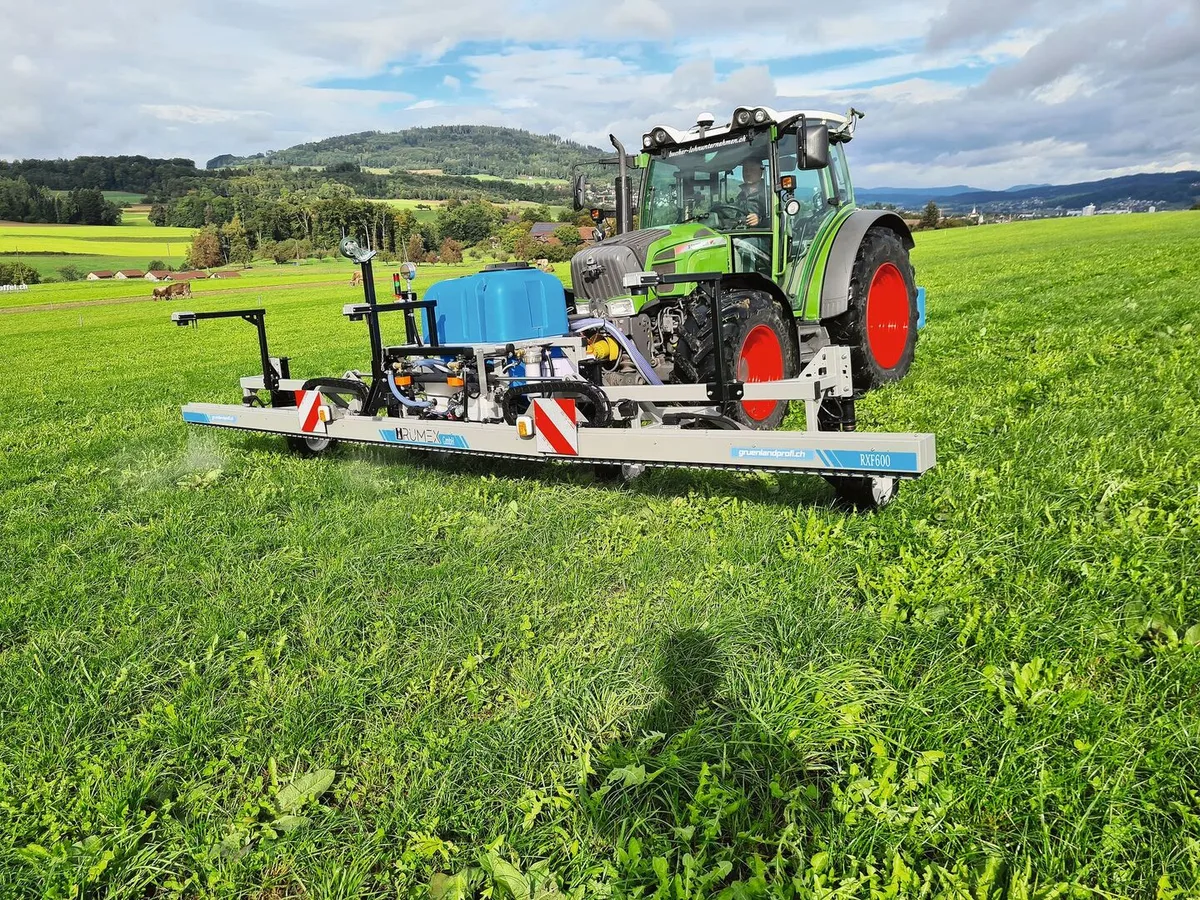 7fa0ebb7fb52418dd7de6abab936c8d932f6bdd3e5045370933bdc93c5164021 Das Blackenbekämpfungssystem von Rumex wird im Frontanbau eingesetzt und hat ein dreiteiliges Spritzgestänge mit einer Gesamtarbeitsbreite von sechs Metern.