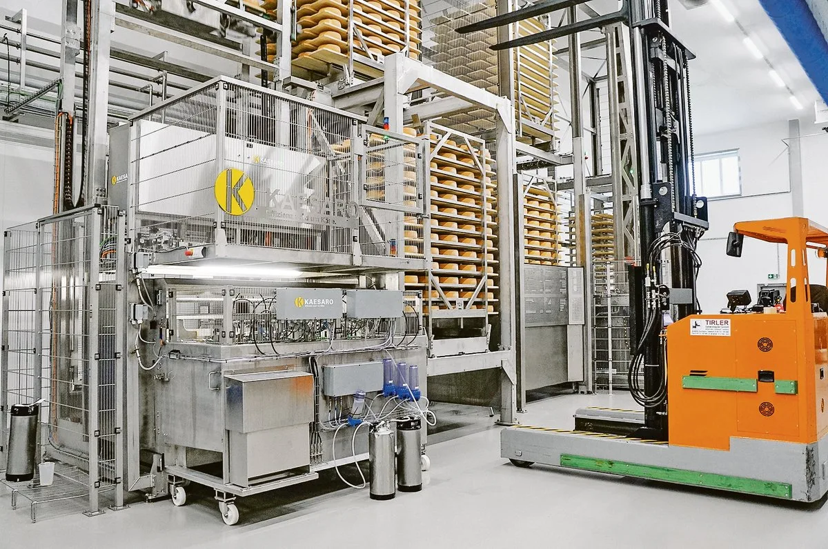 9b5b8348c709ce9bb02c7d9a497a3cd2ed1384c6 Die automatisierte Schmieranlage der Käserei Imlig in Oberriet SG: Das Importgesuch des Unternehmens sorgt in der Branche derzeit für intensive Diskussionen.(Bild Martin Brunner / foodaktuell.ch)