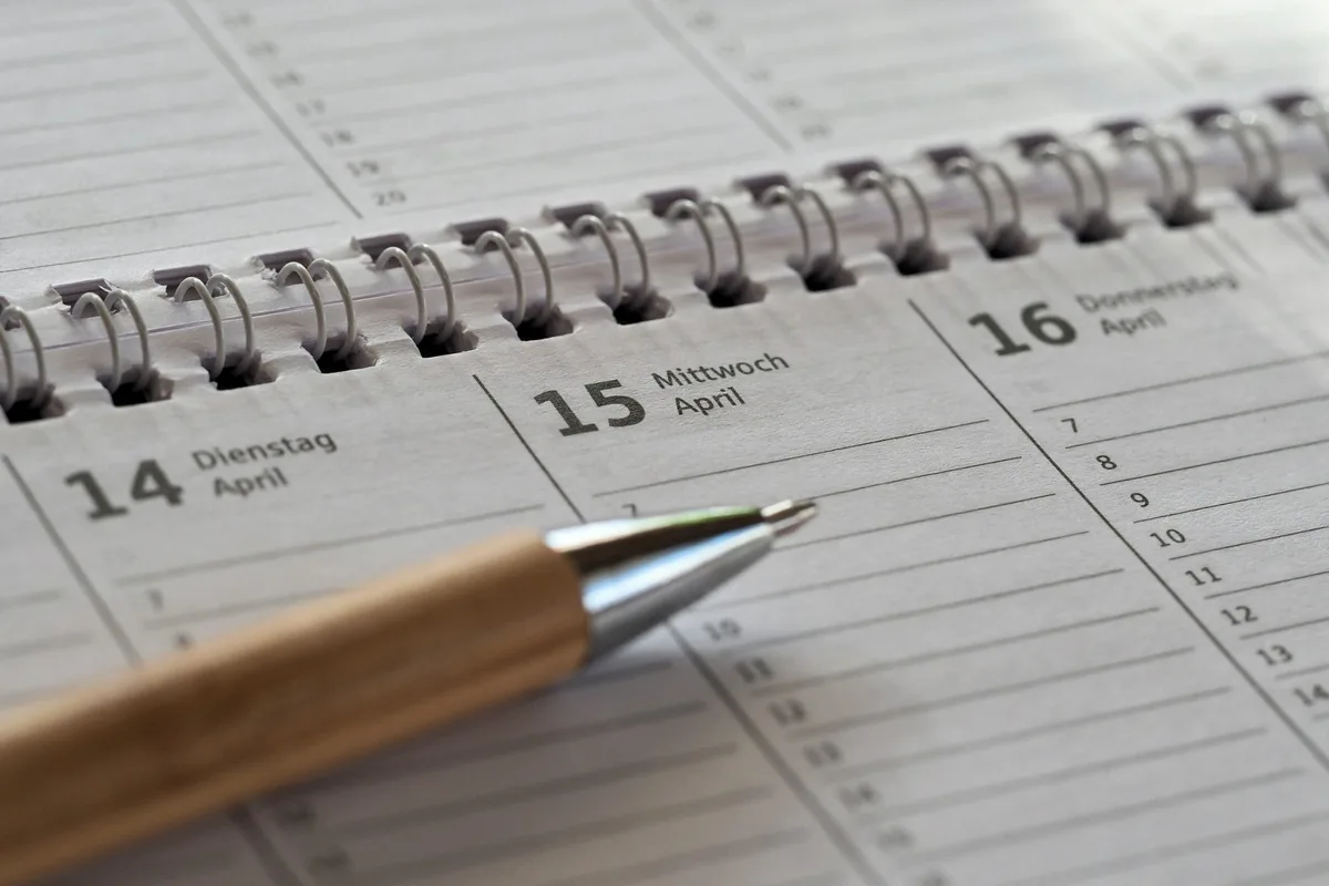 Kalender Putzen nach Kalender kann entlasten. So kann man die tägliche Zeit fürs Haushalten auf rund 20 Minuten beschränken.