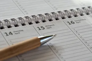 Putzen nach Kalender kann entlasten. So kann man die tägliche Zeit fürs Haushalten auf rund 20 Minuten beschränken.