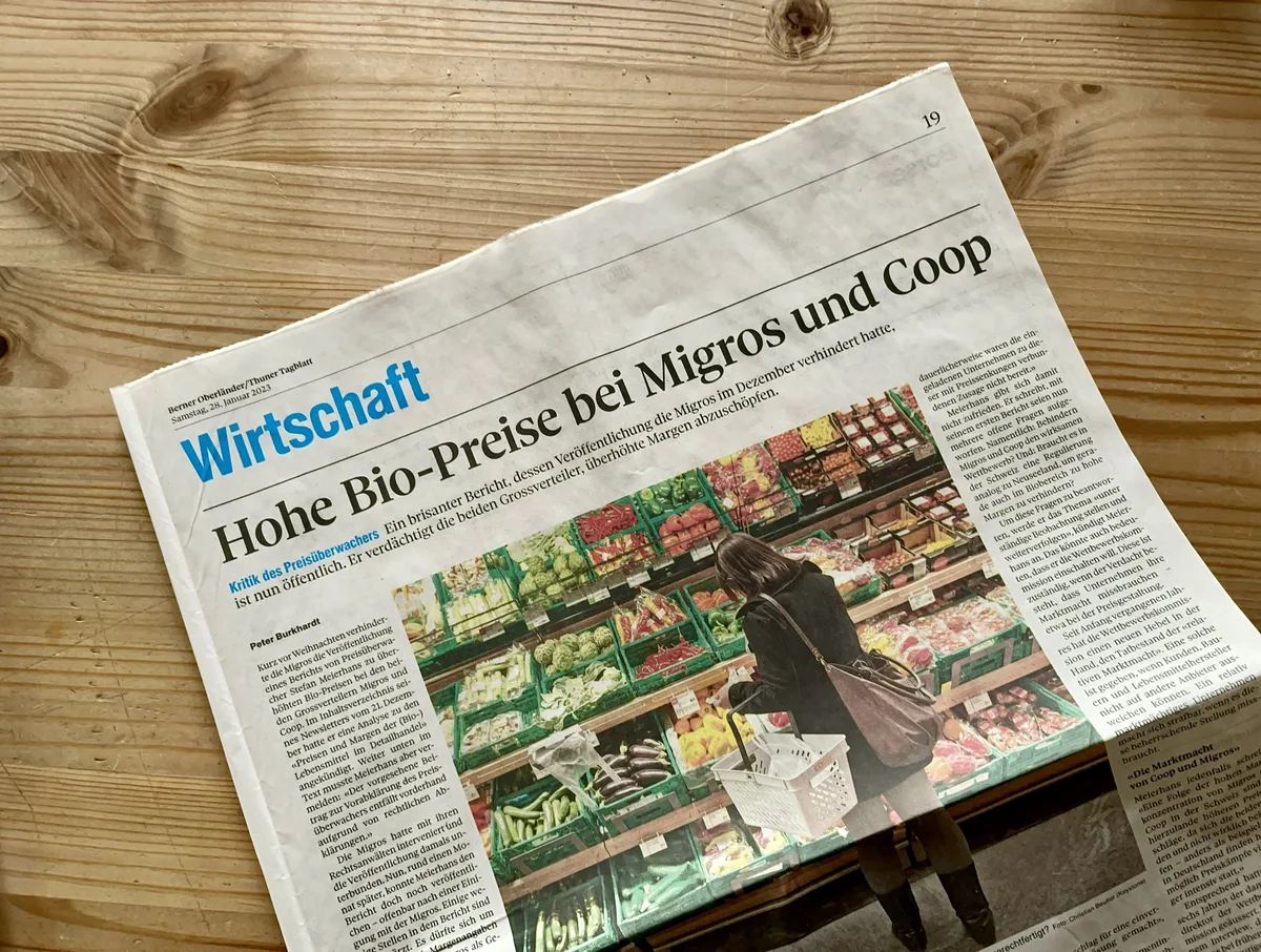 tagesanzeiger-hohe-bio-preise-migros-coop Schlagzeile «Hohe Bio-Preise bei Migros und Coop» in einer Tageszeitung