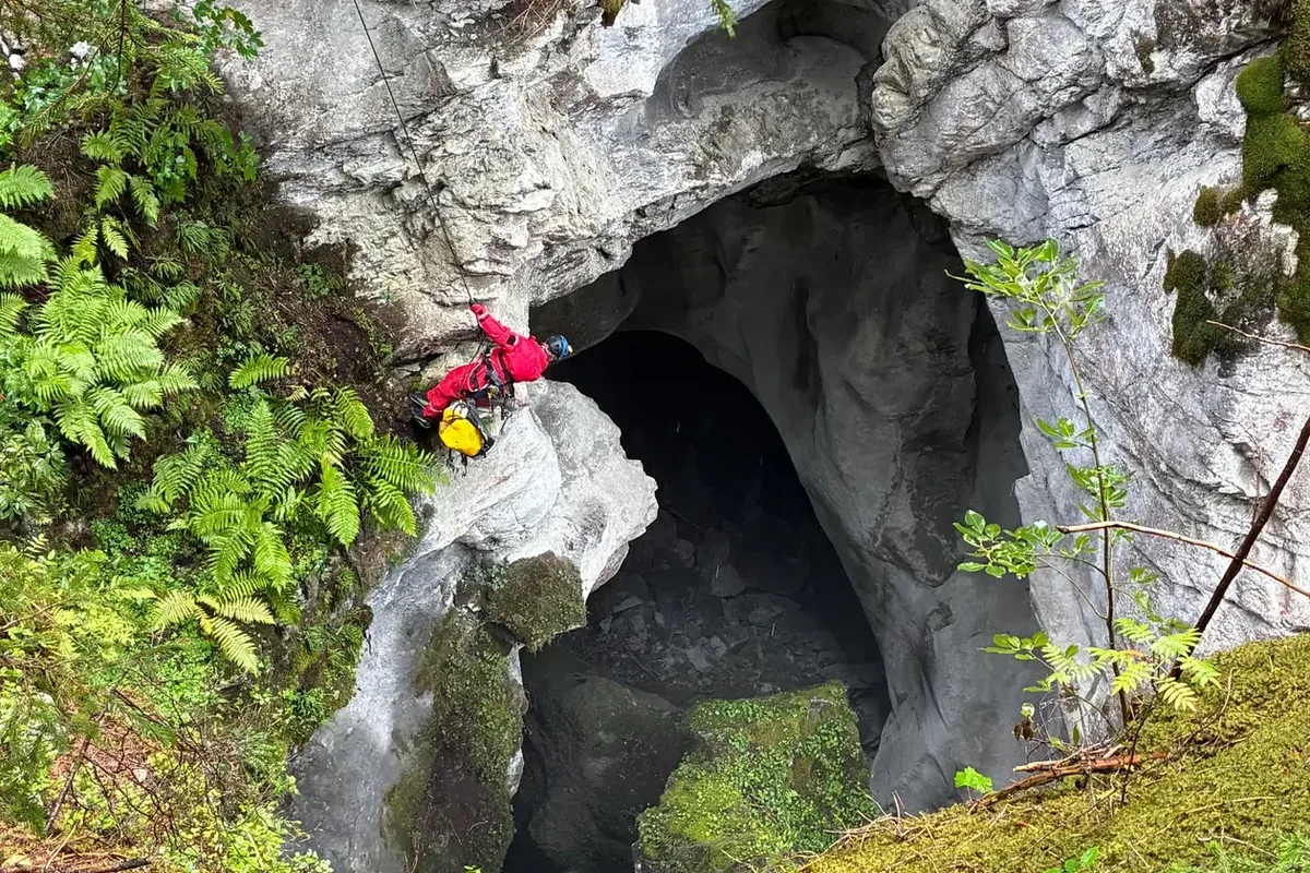 csm_260926_Rega_ARS_Contadino_Griessschlucht__1__e3ccaa7b0d.webp Von oben unsichtbar: Zwei der Rinder lagen in einer Höhle mitten in der Schlucht.