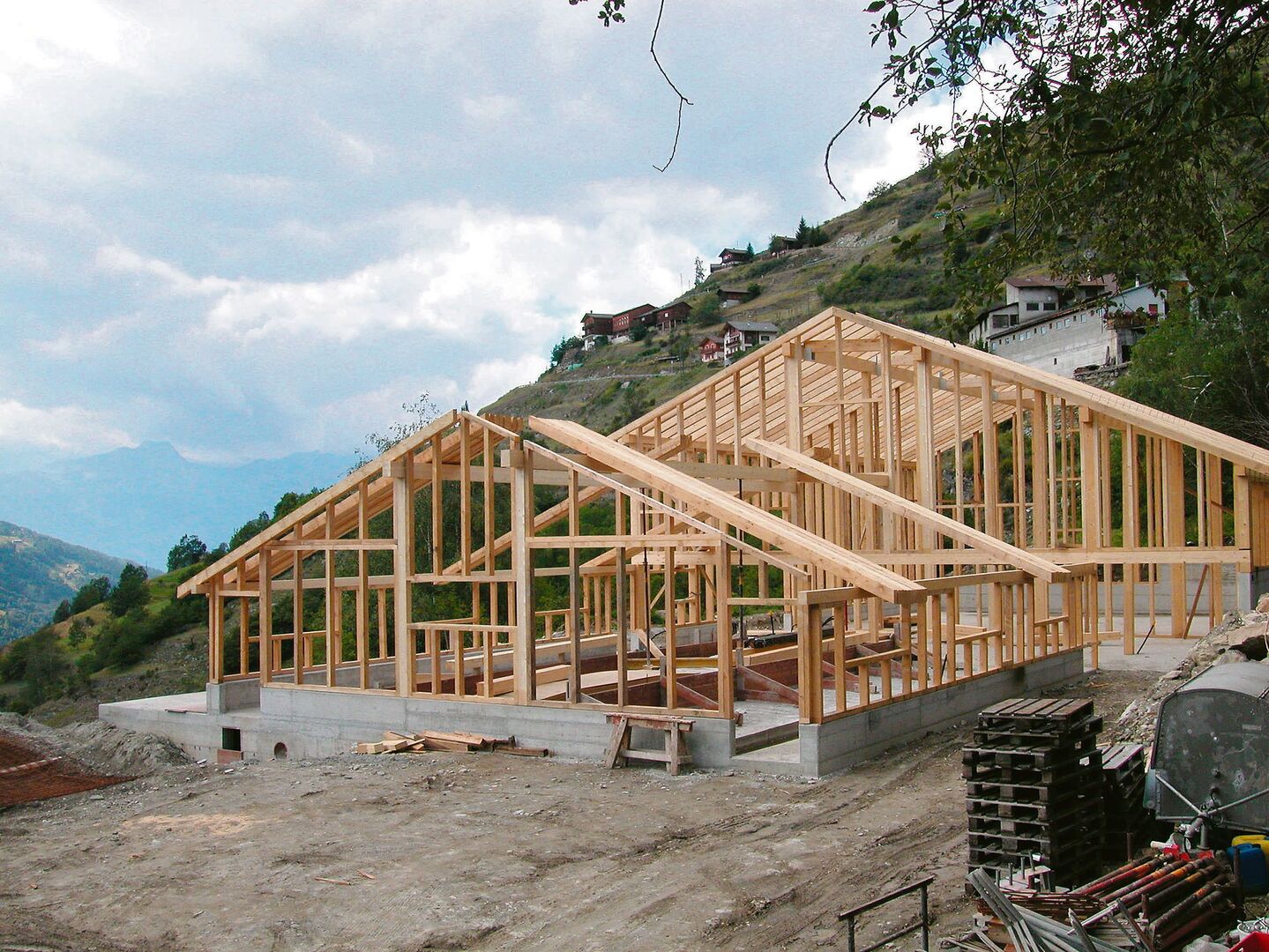 Bauen im Berggebiet oder an abgelegenen Hanglagen braucht oft mehr finanzielle Mittel und eine längere Planung.