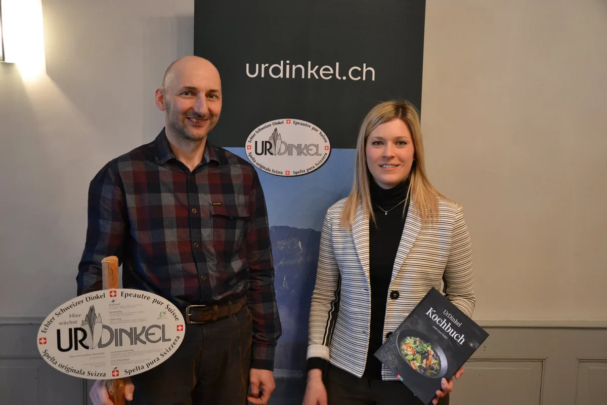 95bd9b8806b4c8e84d79e9b0278ca8112b7c51d6 Fritz Trachsel übergibt das Präsidium an Simona Frei. Auch sie esse nur Dinkelbrot, betonte sie nach einem Seitenhieb aus dem Publikum. (Bild jsc)