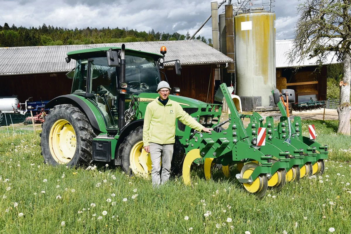 37e2801b2f781784924a48d1cbc6da173d0e624d Der Löwenzahn ist ein Bodenlockerungsgerät im Frontanbau. Vor jeder Zinke läuft ein verstellbares Schneidstützrad. Meist wird die Bodenbearbeitungsmaschine hinten mit einer Sämaschine kombiniert. Das Gewicht verteilt sich gleichmässig auf den Boden.(Bilder jba)