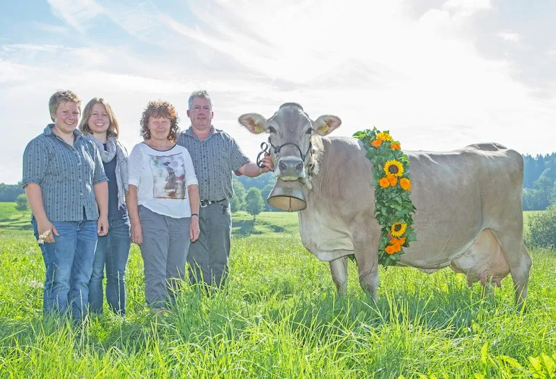 6d1c4bf724b7179a2cfc15789e28f1014401bbfe : Stolz präsentiert Stallchef Alfred von Ah zusammen mit seiner Familie die Ausnahme-Kuh Manus: v.l. Jeannette, Sereina, Emmi und Alfred von Ah. (Bild Braunvieh Schweiz)