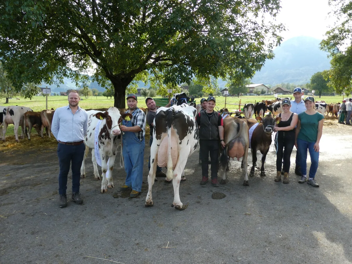 Missen OW Holstein und Jersey.jpg Die Missen und ihre stolzen Besitzer der Rassen Holstein und Jersey der diesjährigen Kantonsviehschau Ob- und Nidwalden.