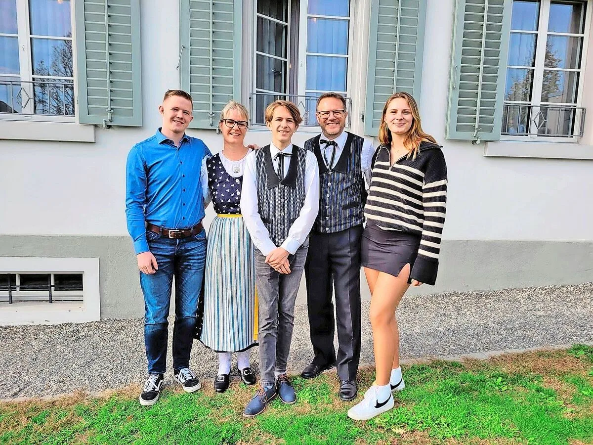 62726147d1620fcbfbd02b3408f684787c7dea6f979ed06c42aadc75a5bbe2b2 Familie Sturzenegger engagiert sich voll für das Trachtenfest: Sascha, Sissi, Luc, Hans Ulrich und Sue Sturzenegger (v. l.).