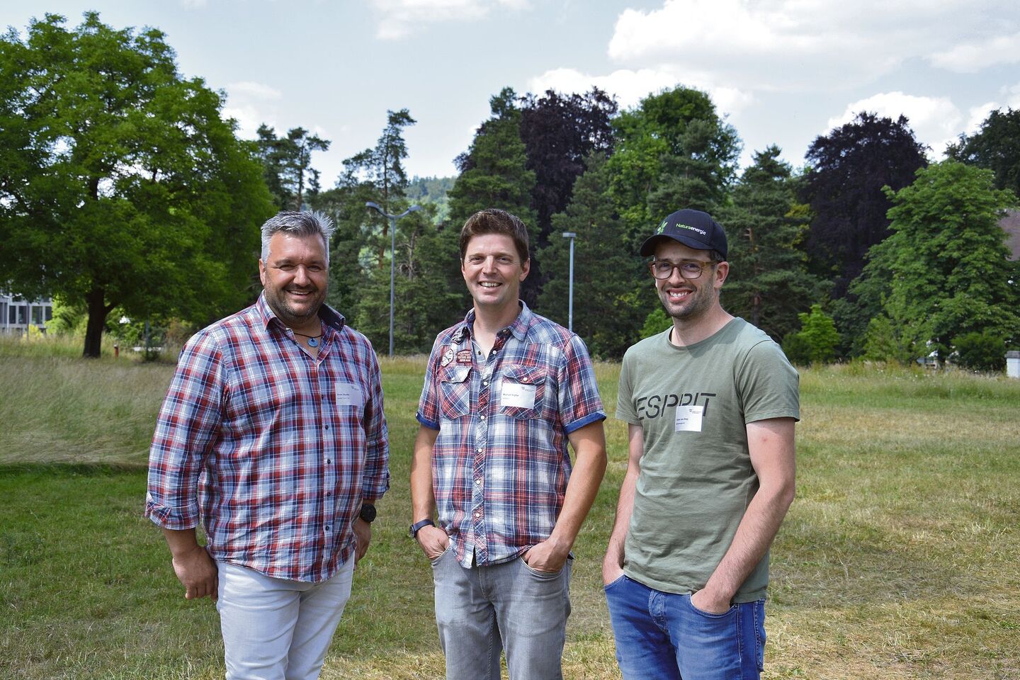 Sven Studer, Michael Kipfer und Patrick von Rotz (v. l. n. r.) erläuterten an der Fachtagung, wie sie erfolgreich Pflanzenkohle nutzen. Kipfer stellt die Kohle auch selbst her.