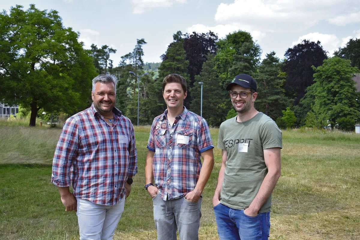 Sven Studer, Michael Kipfer und Patrick von Rotz (v. l. n. r.) erläuterten an der Fachtagung, wie sie erfolgreich Pflanzenkohle nutzen. Kipfer stellt die Kohle auch selbst her.