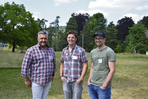 Sven Studer, Michael Kipfer und Patrick von Rotz (v. l. n. r.) erläuterten an der Fachtagung, wie sie erfolgreich Pflanzenkohle nutzen. Kipfer stellt die Kohle auch selbst her.
