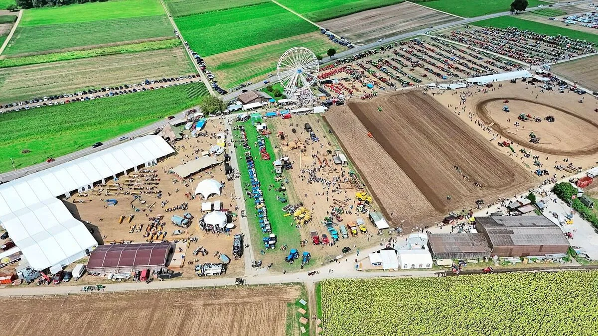 Gigantisch: 15 Hektaren umfasst das Festgelände in Möriken. Auf dem Bild oben rechts sind die Oldtimer parkiert.
