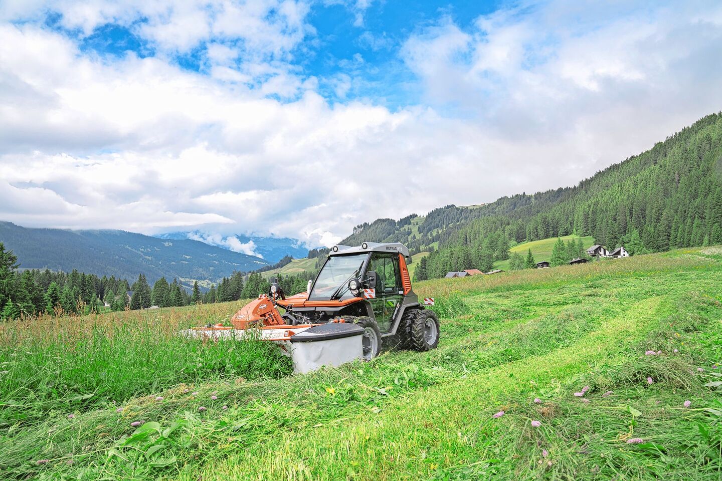Mit dem Oberlenker «spielen», damit die Schnitthöhe stimmt: Das ist nicht empfehlenswert. Denn es verhindert einen sauberen Schnitthorizont und hindert den Bestand somit an einer gleichmässigen Bestockung im Folgeaufwuchs. Besonders in der Bergzone wird oftmals deutlich zu kurz gemäht.