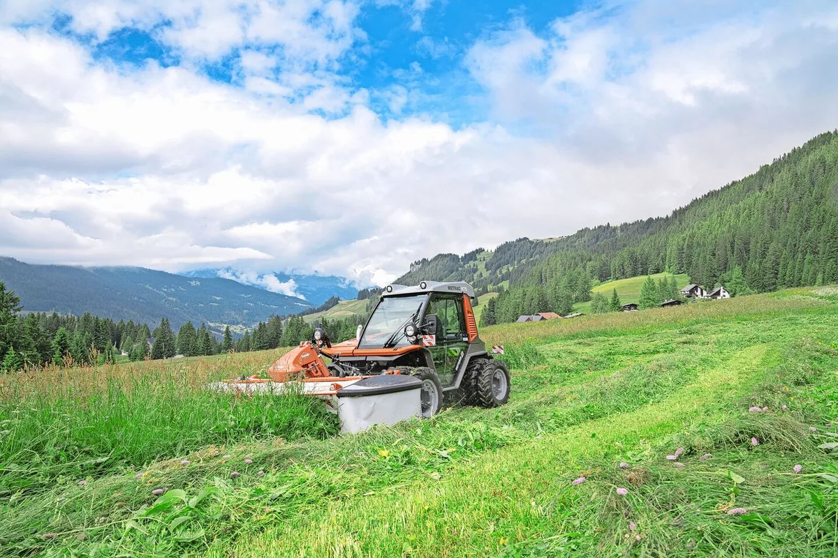 Mit dem Oberlenker «spielen», damit die Schnitthöhe stimmt: Das ist nicht empfehlenswert. Denn es verhindert einen sauberen Schnitthorizont und hindert den Bestand somit an einer gleichmässigen Bestockung im Folgeaufwuchs. Besonders in der Bergzone wird oftmals deutlich zu kurz gemäht.
