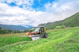 Mit dem Oberlenker «spielen», damit die Schnitthöhe stimmt: Das ist nicht empfehlenswert. Denn es verhindert einen sauberen Schnitthorizont und hindert den Bestand somit an einer gleichmässigen Bestockung im Folgeaufwuchs. Besonders in der Bergzone wird oftmals deutlich zu kurz gemäht.