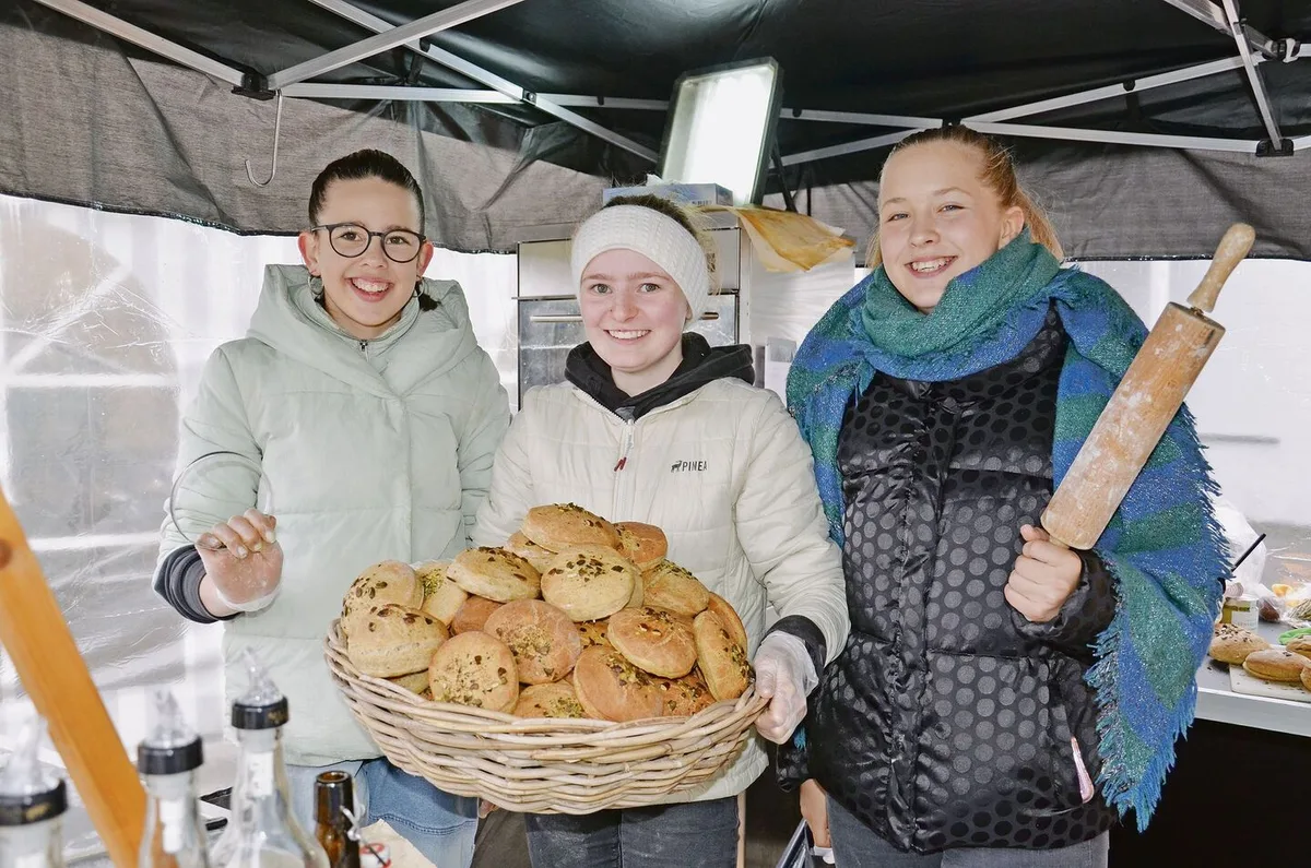 00d5eb4dea0f1663242b82ebe12d9fd9c34c9c8e9e677d23a6dff0474063bf55 Leonie Bührer (links) und Lotta Berns (rechts) freuten sich riesig, ihrer Freundin Yela Brütsch (Mitte) beim Formen und Backen der Kürbisbrötchen zu helfen.