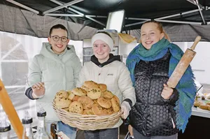 Leonie Bührer (links) und Lotta Berns (rechts) freuten sich riesig, ihrer Freundin Yela Brütsch (Mitte) beim Formen und Backen der Kürbisbrötchen zu helfen.