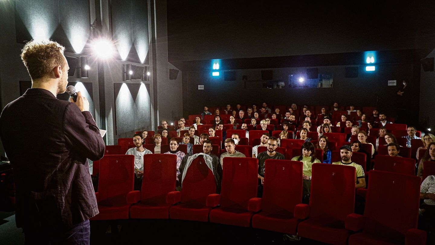 Regisseur Christof Hofer begrüsst an der internen Premiere von «Frey» die Schauspieler(innen), die Crew, Freunde, Bekannte und weitere Unterstützer(innen) des Projekts.