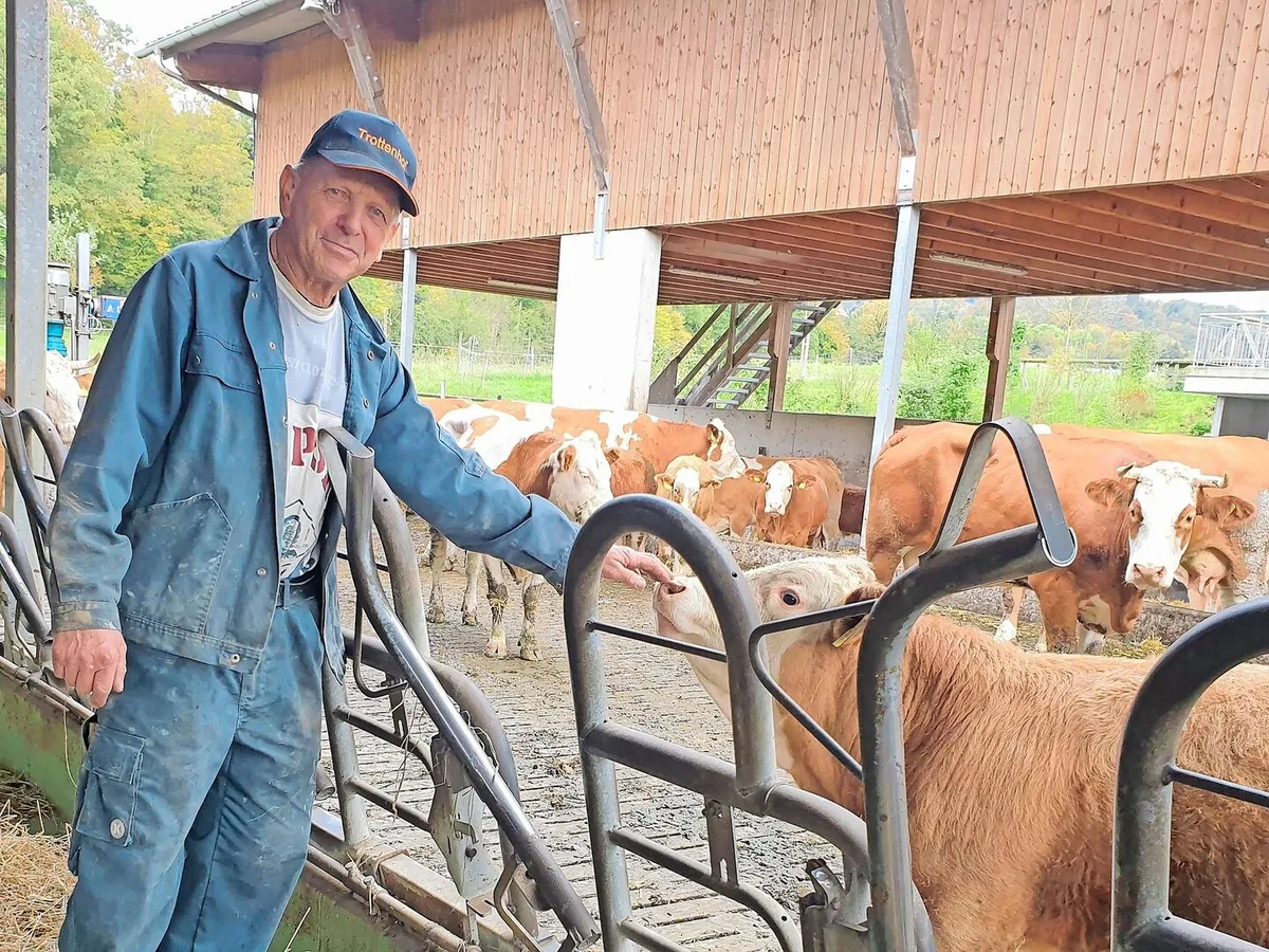 3f1533758b9fe90614f6529168028ac044f78bb46e36ec132691be0a5db3eb00 Alois Kohler kennt seine Tiere gut und will vorbeugen statt heilen. Der Laufstall mit Tiefstreu bietet den 22 Mutterkühen und ihren Kälbern frische Luft und Liegekomfort.
