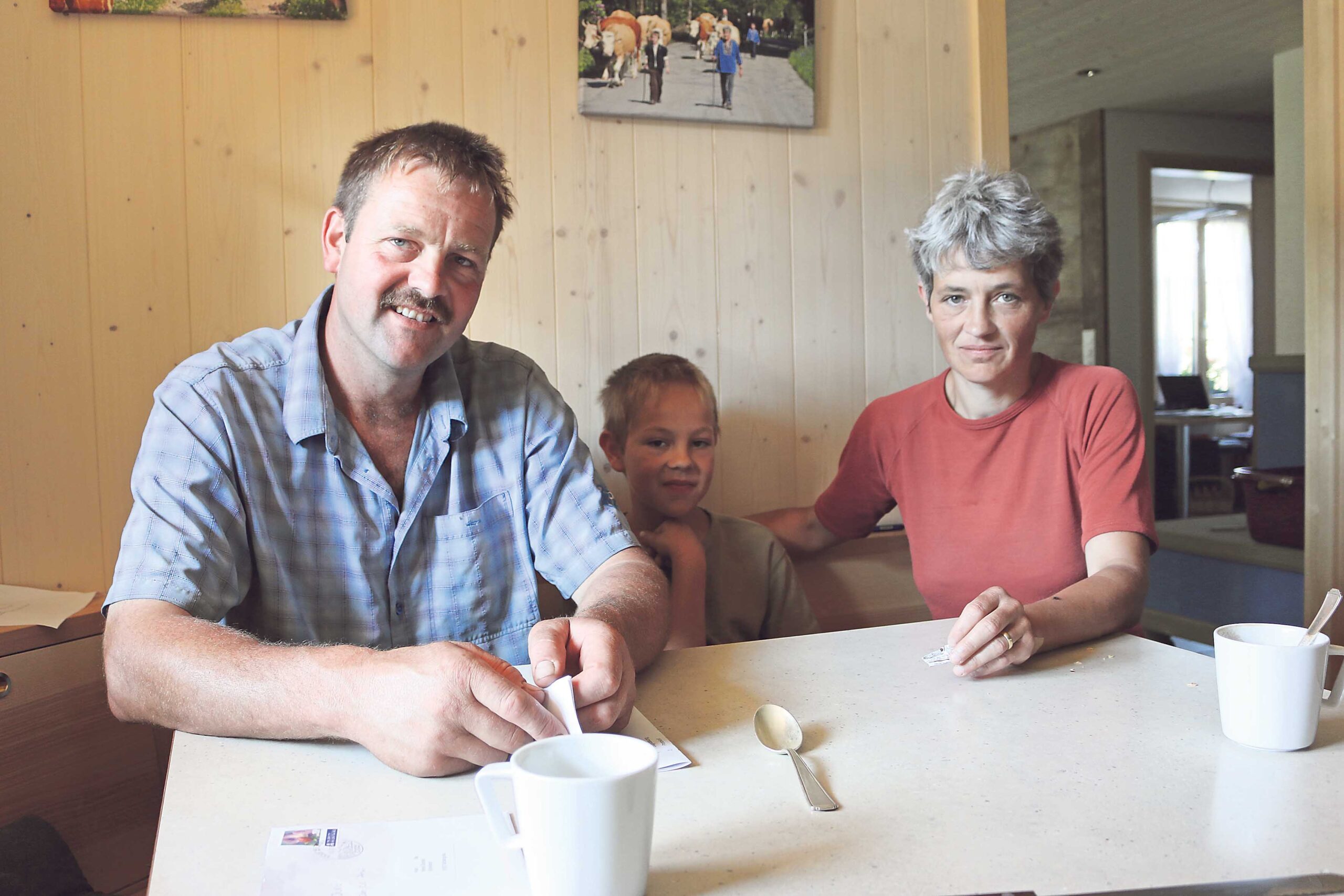 Am Frühstückstisch auf dem Schwand erzählen Erika und Hans Gerber, welche Spuren das Unwetter im Juli vergangenen Jahres hinterlassen hat. Sohn Hansueli hört aufmerksam zu. (Bilder Simone Barth)