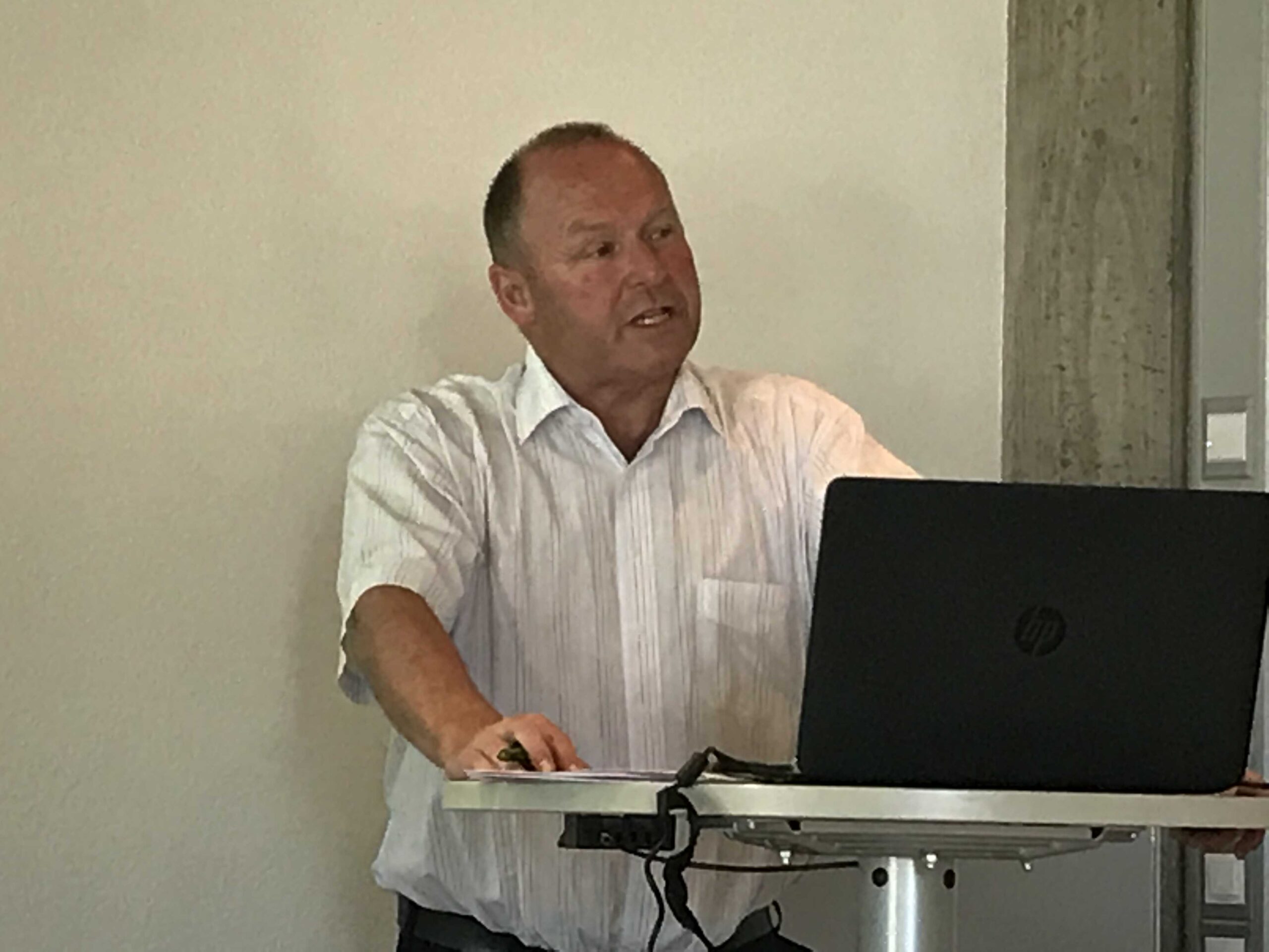 "Wer nicht führt, der wird geführt oder in unserem Fall vorgeführt", sagte ASR-Präsident Res Aebi heute morgen vor den Delegierten des Dachverbands. (B