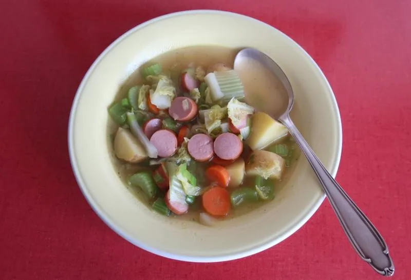 5200a453925c62fbe4503b67f51d3b4a054d1bbb Gemüsesuppe mit Wurst: Etwas Fleisch hilft, das Eisen aus dem Gemüse besser aufzunehmen. (Bild et)