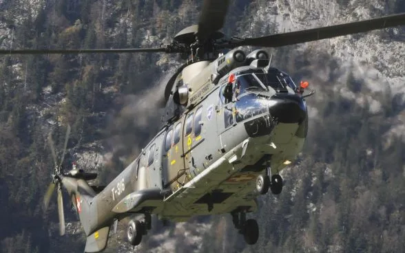 5dc5b5735ce24e41d0b3db732d6a41957cf0da89 Mit einem Super-Puma-Helikopter der Schweizer Luftwaffe wurde die Flugrettung von Pferden trainiert. (Symbolbild Schweizer Armee)