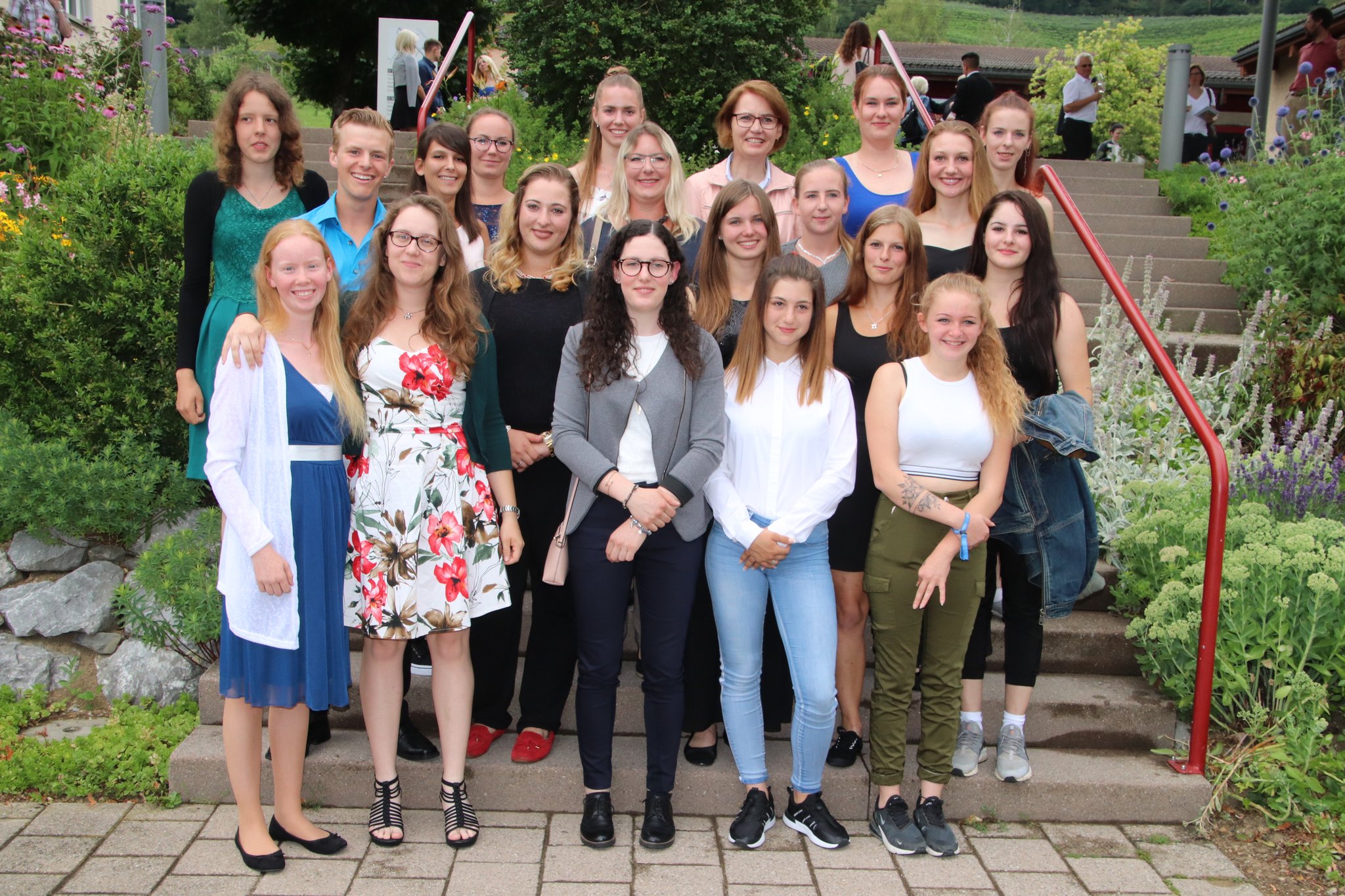 Sie haben ihre Ausbildung als Pferdefachpersonen EFZ in der Fachrichtung Pferdepflege abgeschlossen. (Bilder Roland Müller)