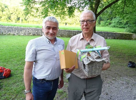 SVLT-Direktor Aldo Rui (l.) übergibt Ueli Zweifel unter anderem einen Jahreseinband 1987 der "Schweizer Landtechnik", den ersten, den Ueli Zweifel entscheidend geprägt hat. (Bild Roman Engeler)