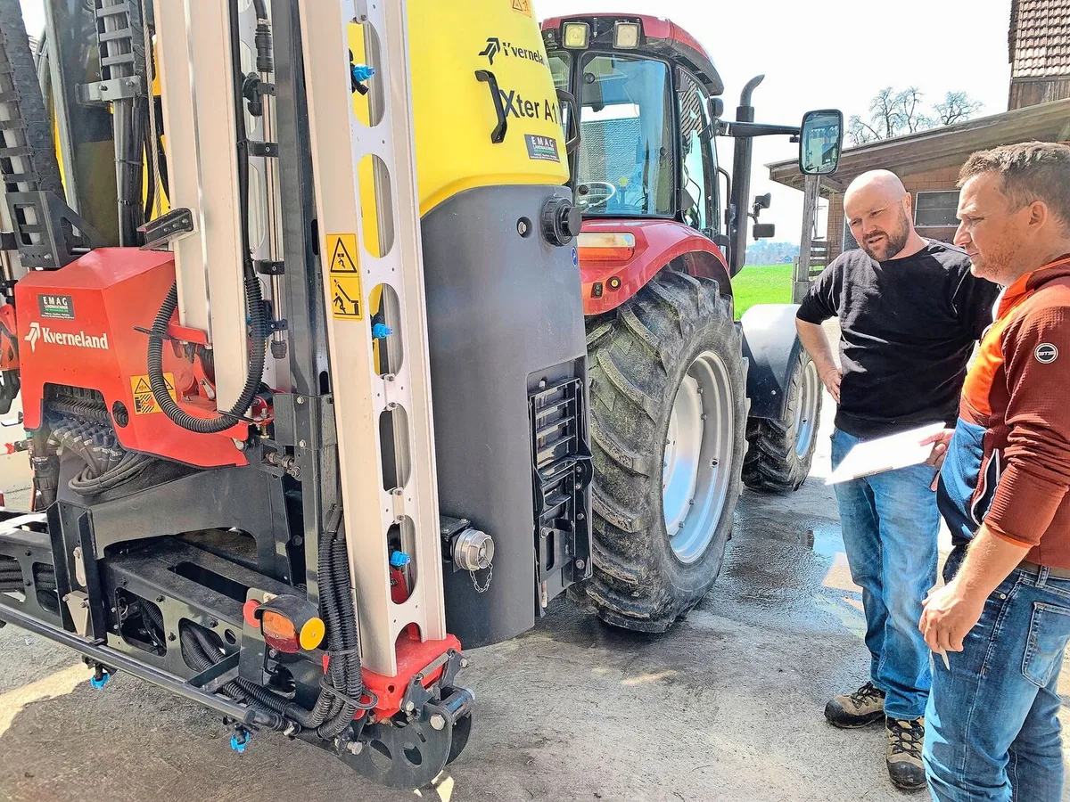 Beurteilung der Feldspritze: Berater Ruedi Barmettler (r.) im Gespräch mit Landwirt Andreas Stuber auf der Chüeschwand in Rothenburg.