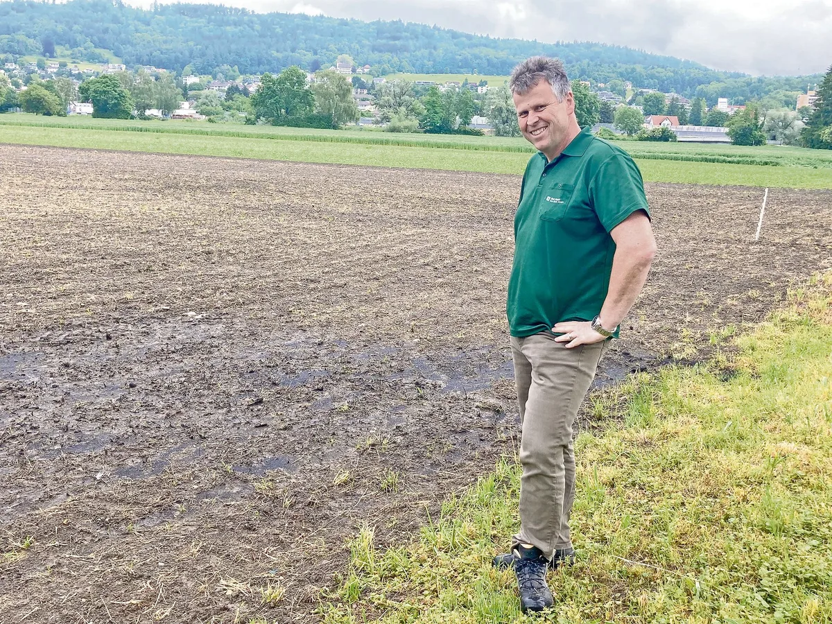 6353e89038d5cda73f044b73a03379cb631270e3 Betriebsleiter Bernhard Koch zeigt ein Feld, auf dem vor Kurzem im Rahmen eines Langzeitversuchs Pflanzenkohle ausgebracht wurde.(Bild Alexandra Stückelberger)