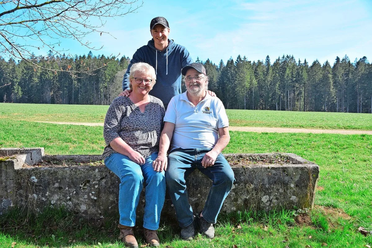 4b16d731f66dba9739fbcee8e6ae4aa2e042f8e12ef6d8d6f66d5af855f501f2 Loïc mit seinen Eltern Priska und Ernest Sprunger. Der junge Meisterlandwirt hat auf den 1. Januar 2025 den Betrieb übernommen.
