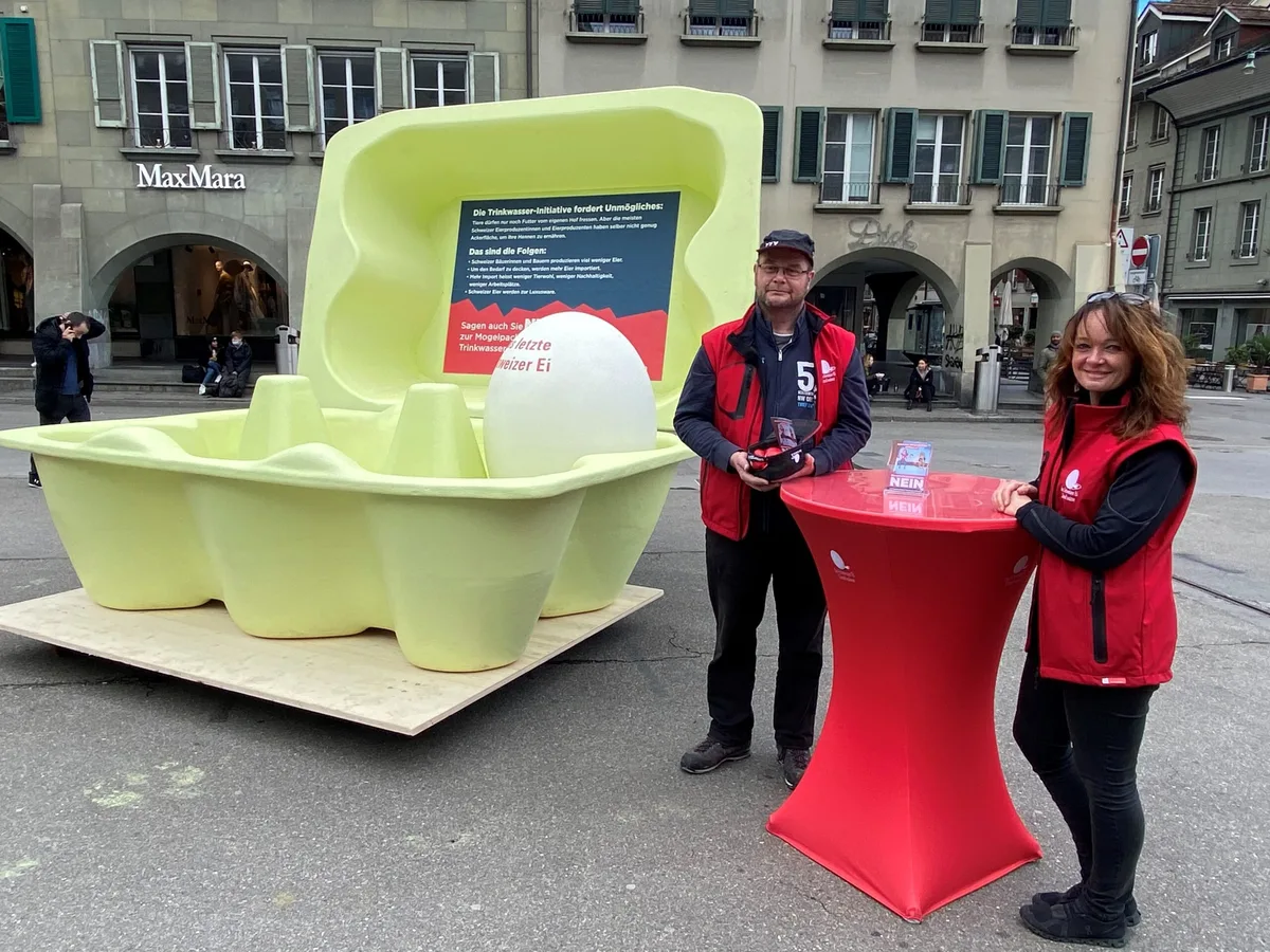 49e870b177cd24da3bf346eceeb814abd3bc5d4b Matthias Pulfer und Karin Frederiks beim Verteilen der Eier auf dem Berner Waisenhausplatz. (Bild akr)