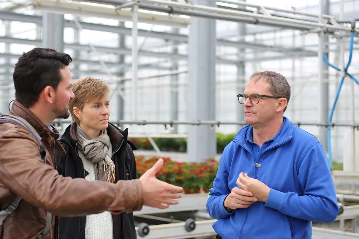 27ddde899ea6bd20126e2dc48e96d8022caad96f Adrian und Yvonne Huber haben mit dem Torfausstieg 2018 für ihr Gartencenter einen ungewöhnlichen Weg eingeschlagen. Gemüsebauberater Philipp Trautzl (l.) kennt die Einwände von Produzenten, die nicht auf Torf verzichten möchten. (Bilder lid/mg)