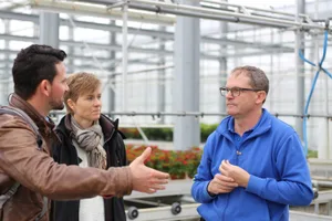 Adrian und Yvonne Huber haben mit dem Torfausstieg 2018 für ihr Gartencenter einen ungewöhnlichen Weg eingeschlagen. Gemüsebauberater Philipp Trautzl (l.) kennt die Einwände von Produzenten, die nicht auf Torf verzichten möchten. (Bilder lid/mg)