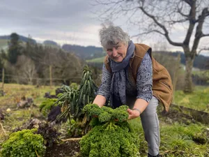 Susanne Schütz mischt Pflanzenkohle mit fermentierten Reststoffen und ist vom Effekt in ihrem Gemüsegarten begeistert.
