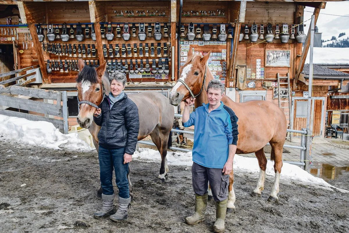 e1403d705385d9aa3f2219f4225af357b7495fe8 Anita und Johann von Grünigen mit ihren zwei Pferden. (Bild Peter Fankhauser)