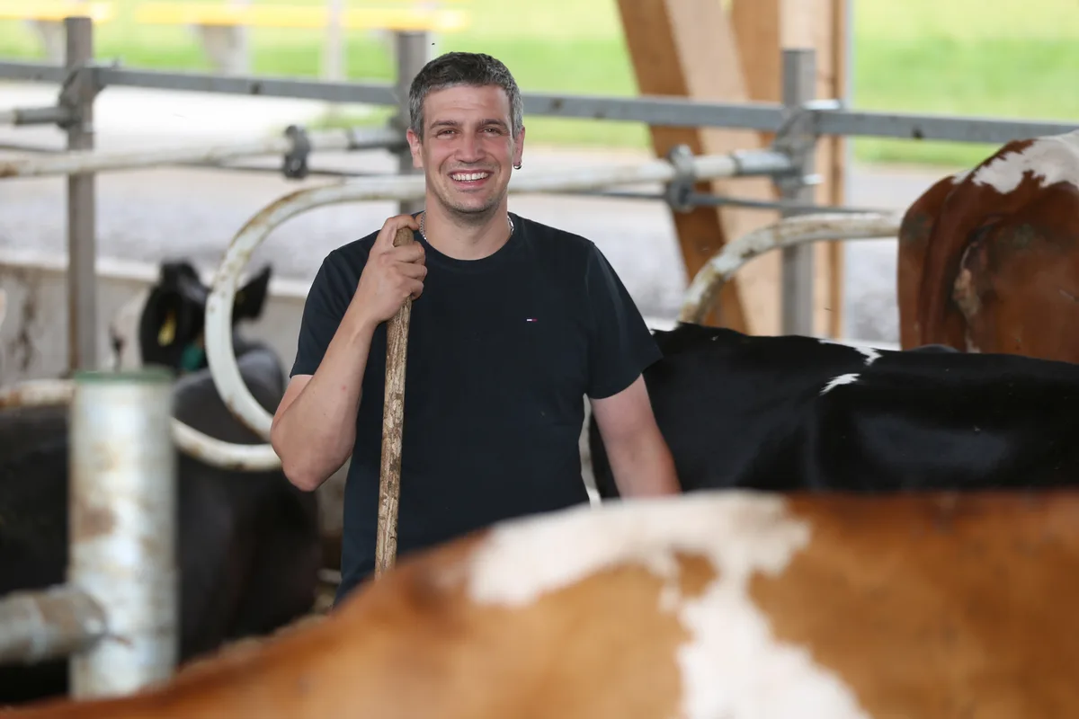 Rund 60 Kühe stehen im Stall vom Zuger Bauernpräsident Martin Merz. Er ist überzeugt, dass sich die Schweizer Milchwirtschaft langfristig wieder positiv entwickelt.