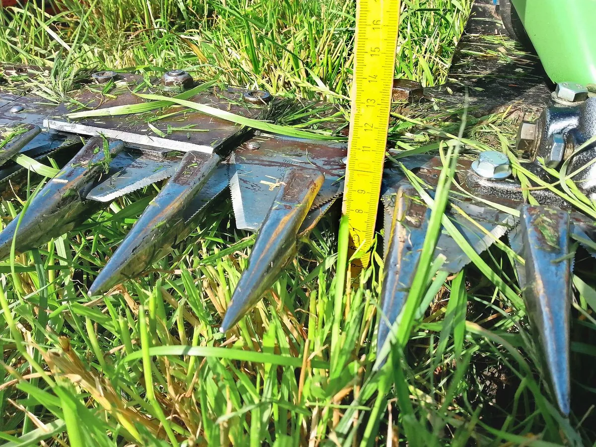 Gerade mit dem Motormäher wird häufig zu tief gemäht. Auch damit sollte die optimale Schnitthöhe von 8 cm eingehalten werden. Dafür gibt es Hochschnittkufen.