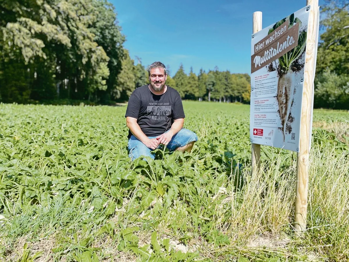 5189bc9d9cd79fe299692e12e2de552b786670d4d4131a89aef4aa73830ec8f6 Adrian Salvisberg im August beim Besuch der BauernZeitung in seinem Rübenfeld. Nun steht schon bald die Ernte an.