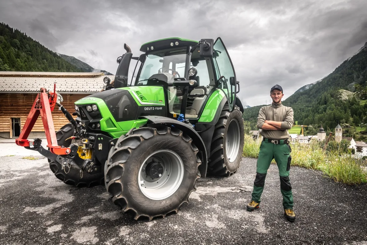 45bda5b0b9d9b74f24598d6821e63933e392a171 Nando Neuhäusler mit seinem TraumTraktor Deutz Fahr 6140.4 in Susch GR. Bild: Mattias Nutt