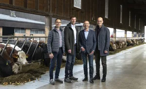 Sie wollen ihre Zusammenarbeit vertiefen (v.l.): Rolf Bernhard (Leiter Agronomie Migros), Matthias Wunderlin (Leiter Dep Marketing Migros), Urs Brändli (Präsident Bio Suisse), Balz Strasser (Geschäftsführer Bio Suisse).