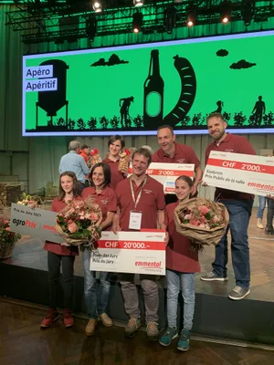 Die Beerenproduzenten Marco Triacca (hinten, zweiter von Rechts) und Nicolo Paganini (vorne) posieren zusammen mit der Familie für ein Siegerfoto.