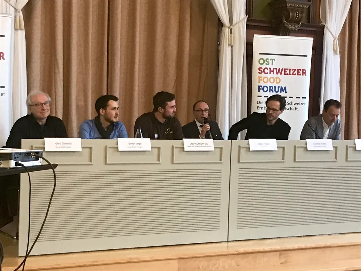 34e79d0fee5e14164c6f09ecdfe89cdcea0581ca v.l.n.r.: Physiker Gerd Ganteför, Simon Vogel von den Jungen Grünen, Landwirt Otto Wartmann jun., Moderator Stefan Nägeli, Wirtschaftspsychologe Christian Fichter und Markus Hämmerli von Fenaco (Bild Alexandra Stückelberger)
