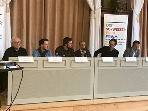 v.l.n.r.: Physiker Gerd Ganteför, Simon Vogel von den Jungen Grünen, Landwirt Otto Wartmann jun., Moderator Stefan Nägeli, Wirtschaftspsychologe Christian Fichter und Markus Hämmerli von Fenaco (Bild Alexandra Stückelberger)