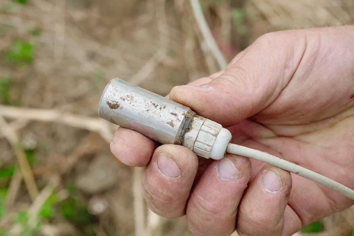 62a5cb72ded8e39f2b328d3bed904b767de4f801 Dieser Sensor misst die Bodentemperatur. Sie ist eine wichtige Grösse,um den idealen Saatzeitpunkt zu erwischen. Bild: Martina Rüegger
