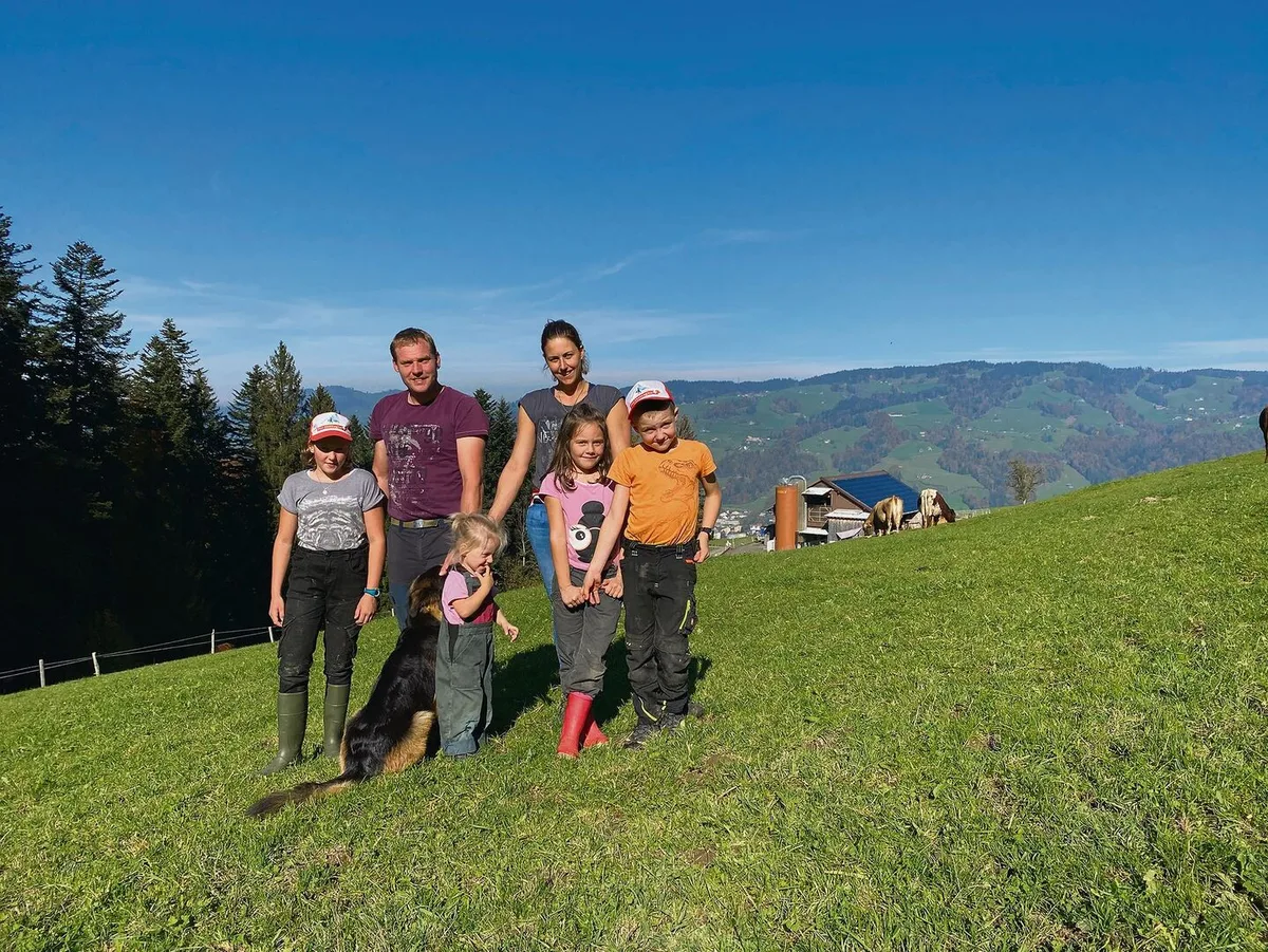 Sonja und Thomas Räbsamen mit den Kindern (v. l.). Xenia, Romy, Lena und Alex. Im Hintergrund der Familienbetrieb.