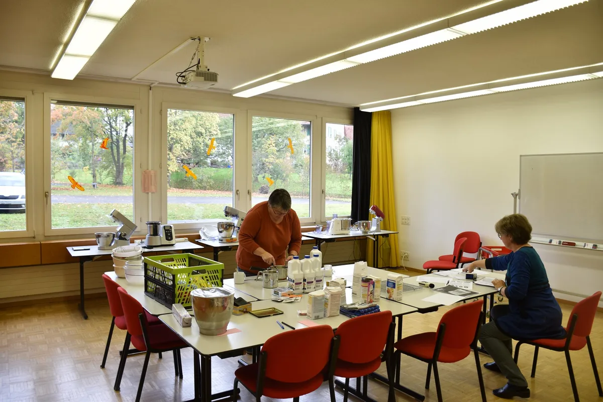 293aedebbd787b3421c3978c000bebcf29a9c089 Marlis Ammann (links) und Simone Hunziker, Mitarbeiterinnen des Fachbereichs «Kompetenz Hauswirtschaft und Diversifizierung» der Agridea, beim Testen der Küchenmaschinen. (Bilder Agridea)